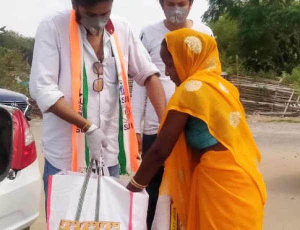 स्लम एरिया के गरीबों के बीच एनएसयूआई ने किया राशन वितरण, पीड़ित मानवता की सेवा सबसे बड़ा धर्म : इंद्रजीत