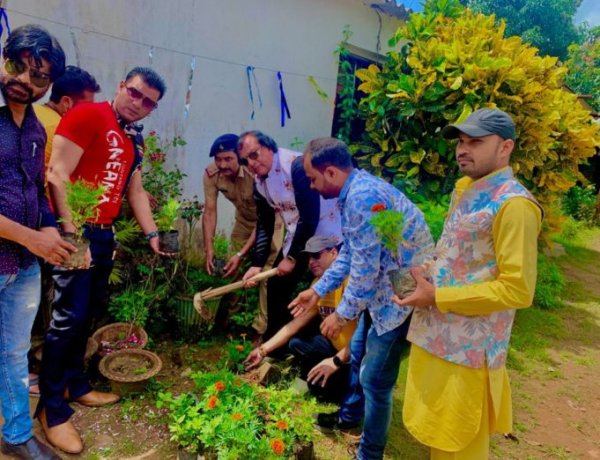 जन्मदिन पर एक पौधा अवश्य लगाएं : देवेश खान