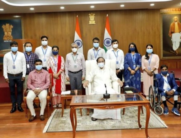 उपराष्ट्रपति ने DRDO के वैज्ञानिकों से भविष्य में किसी भी महामारी खतरे से निपटने के लिए अनुसंधान तेज करने को कहा