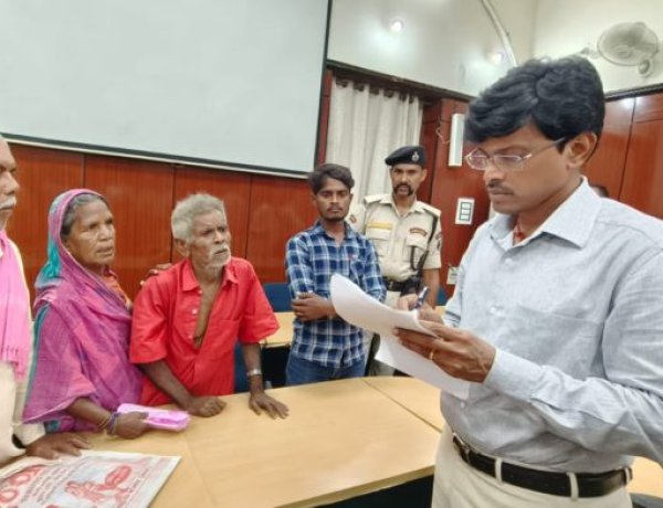 इसे कहते हैं जनता का सेवक खुद खड़ा होकर जनता की बातों को सुनते हैं जिलाधिकारी