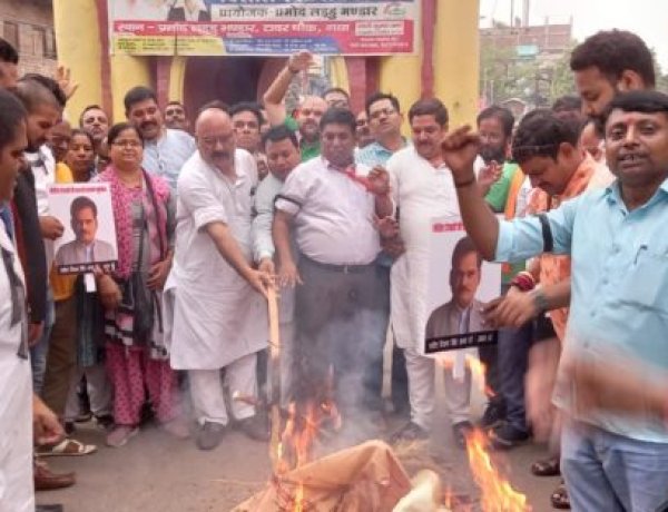 भाजपा के कार्यकर्ताओं ने सीएम और डिप्टी सीएम का किया पुतला दहन