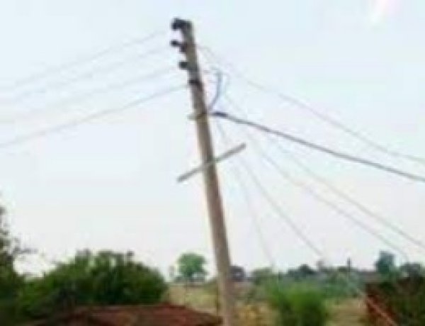 चक्रवाती तूफान में भी बिजली विभाग तत्पर ,कई स्थानों पर बिजली के पोल गिरे, विद्युत आपूर्ति की गई सामान्य
