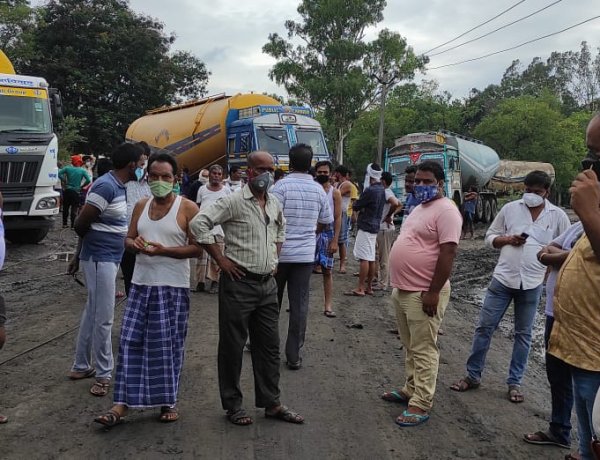 हाइड्रा को उठाने के दौरान तीन बिजली के पोल गिरे , कोई हताहत नहीं