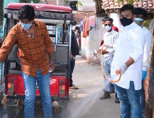 प्रोफेशनल कांग्रेस ने चुटिया के गली-मुहल्लों में किया ब्लीचिंग पाउडर का छिड़काव, घरों को किया सेनेटाइज