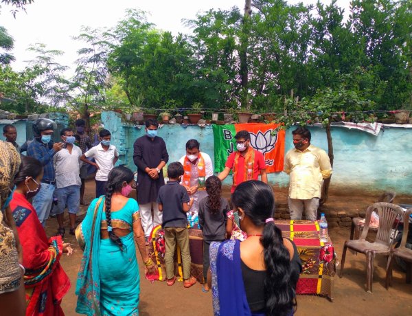 भाजयुमो ने बांटे मास्क व सैनिटाइजर