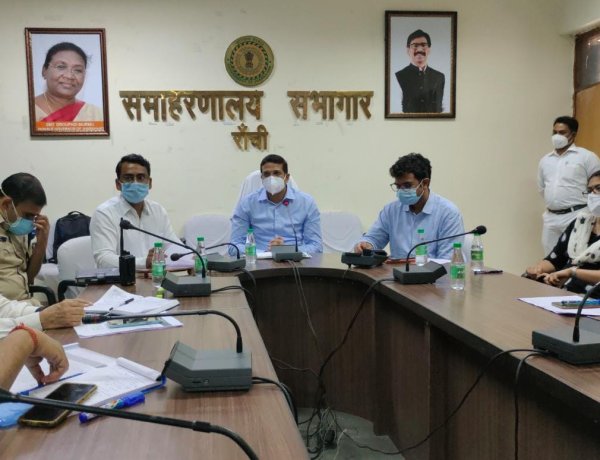 उपायुक्त छवि रंजन ने विभिन्न कोषांगों के नोडल पदाधिकारियों के साथ की समीक्षा बैठक