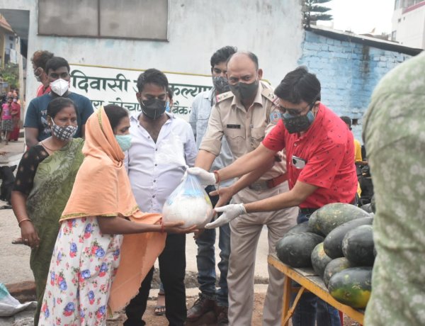 युवा समाजसेवियों ने जरूरतमंदों को बांटे खाद्य सामग्री