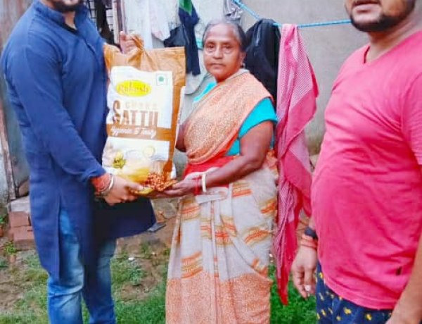 युवा समाजसेवी रोहित ने वृद्ध व दिव्यांग को उनके गंतव्य तक पहुंचाया