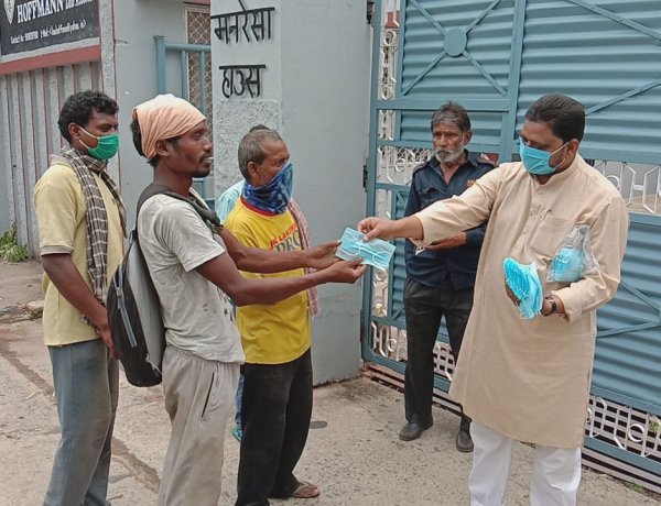 जागरूकता अभियान के तहत भारतीय एकता कमेटी ने बांटे मास्क, कोरोना से जंग जीतना जरूरी : गुलाम मुस्तफा