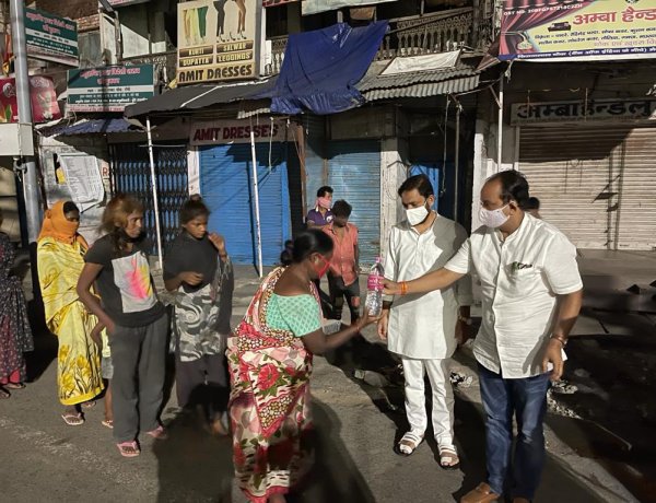 सामाजिक संगठन ‘युवा झारखंड’ ने जरूरतमंदों के बीच बांटे भोजन