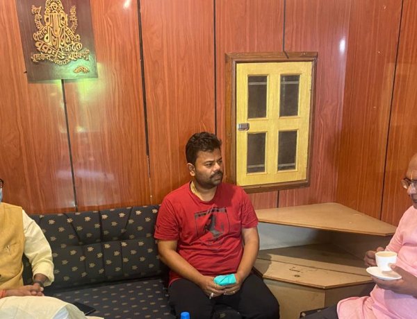 सांसद संजय सेठ और उप महापौर संजीव विजयवर्गीय मिले स्व.शिवनारायण जायसवाल के परिजनों से