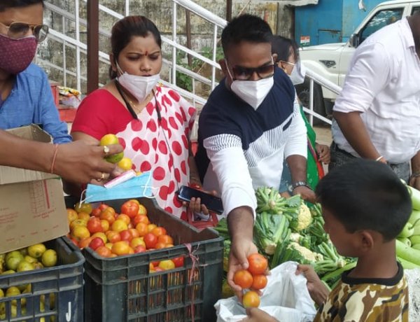 युवा रांची महानगर रामनवमी पूजा समिति ने जरूरतमंदों के बीच किया सब्जी व फल का वितरण