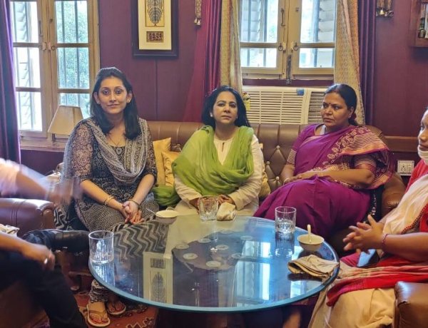 कांग्रेस नेत्री दीपिका पांडे सिंह और रमा खलखो मिली स्व.शिव नारायण जायसवाल के परिजनों से