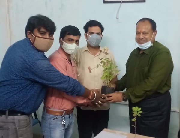 तुलसी का पौधा भेंटकर रांची विश्वविद्यालय के नवनियुक्त वाणिज्य विभागाध्यक्ष का किया अभिनंदन