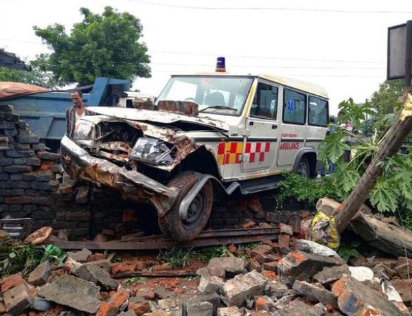 एम्बुलेंस की टक्कर से गिरी दिवार तीन बच्चे घायल , ड्राइवर की पिटाई