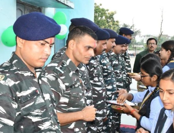 स्कूली छात्राओं ने सीआरपीएफ के जवानों को बांधी राखी