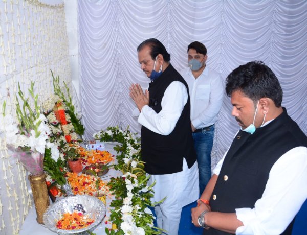 रांची के प्रथम मेयर स्व.शिव नारायण जायसवाल के श्राद्धकर्म में शामिल हुए पूर्व केंद्रीय मंत्री सुबोधकांत सहाय