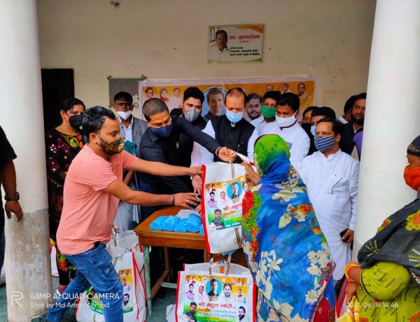 राहुल गांधी के जन्मदिन के मौके पर एनएसयूआई ने जरूरतमंदों के बीच किया खाद्यान्न का वितरण