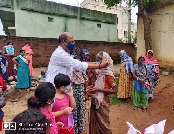 भाजपा महिला मोर्चा के सौजन्य से जरूरतमंदों के बीच खाद्यान्न वितरित