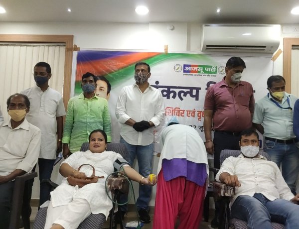 आजसू पार्टी ने मनाया संकल्प दिवस, कार्यकताओं ने किया रक्तदान और पौधरोपण