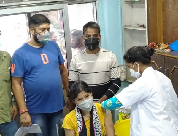 युवा रांची महानगर रामनवमी पूजा समिति के सौजन्य से लोगों को दिलाया गया कोरोना का टीका