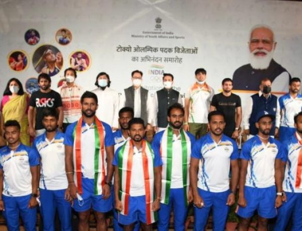 स्वदेश लौटने पर ओलंपिक पदक विजेताओं का भव्य स्वागत, खेल मंत्री ने किया सम्मानित