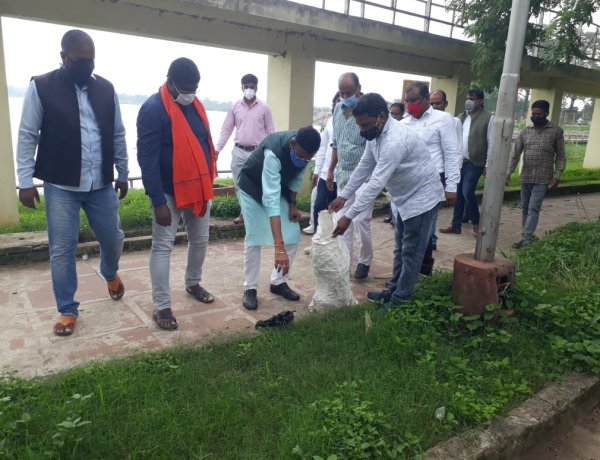 श्यामा प्रसाद मुखर्जी के बलिदान दिवस पर सांसद ने चलाया स्वच्छता अभियान