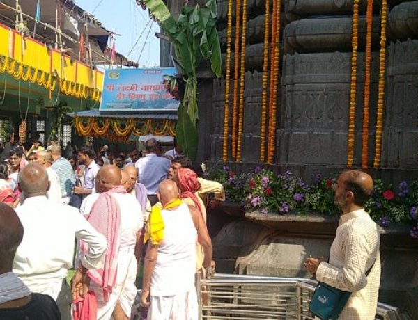 पांच टन गेंदा, कमल, गुलाब, लिली व अन्य फूलों से विष्णु पद मंदिर को सजाया, भक्ति का ही एक अटूट मार्ग है श्रृंगार-कल्लू हैदराबादी