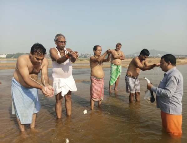 पितृ अमावस्या (महालया) पर तीनों कुल पितरों को निमि॔त तर्पण एवं हवण किया:-विनय कुमार प्रभाकर