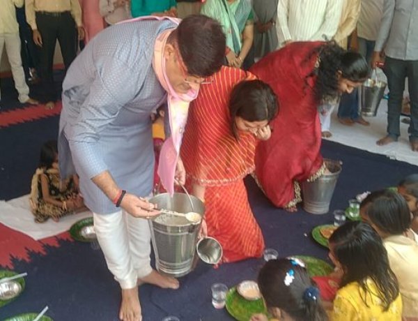 159 बटालियन सीआरपीएफ कमांडेंट कुमार मयंक ने पांव पखार किया कन्या