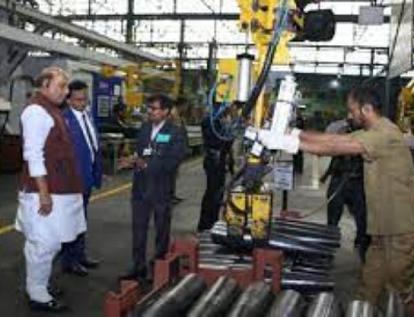 आयुध निर्माणी बोर्ड कर्मचारी संघ के विरोध के बावजूद रक्षा मंत्रालय ने आयुध कारखानों का निगमीकरण का निर्णय लिया