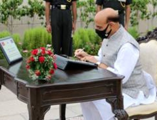 रक्षा मंत्री राजनाथ सिंह ने कारगिल विजय दिवस पर राष्ट्रीय युद्ध स्मारक में वीर शहीदों को श्रद्धांजलि अर्पित की