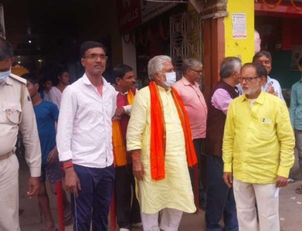 मानपुर पटवाटोली में खतरनाक वायरस से पीड़ित सैकड़ों बुनकर से मिलकर पूर्व मंत्री सह नगर विधायक व वरिष्ठ भाजपा नेता डाॅ. प्रेम कुमार ने लिया जायजा