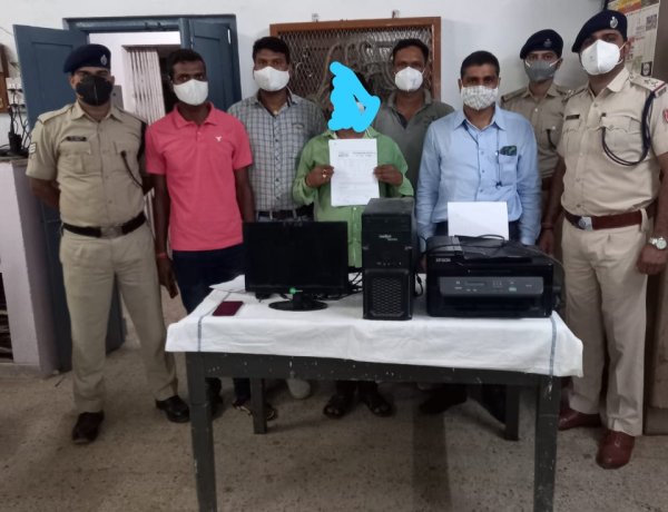 रेल टिकट की कालाबाजारी करते धंधेबाज़ गिरफ़्तार