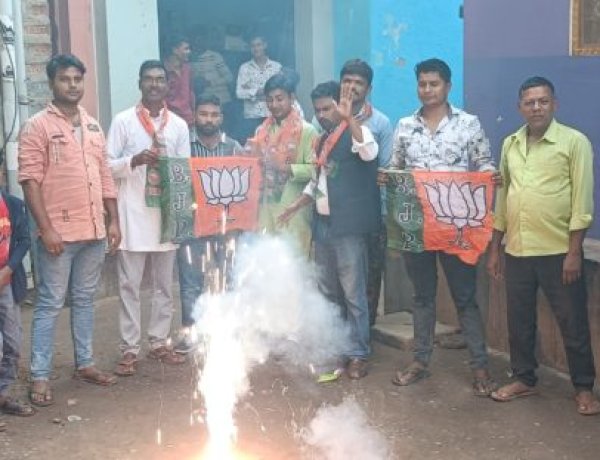 भाजपा के तीन राज्यों में प्रचंड जीत को लेकर मानपुर पटवा टोली में कार्यकर्ताओं ने मिठाई बटाकर मनाया जश्न