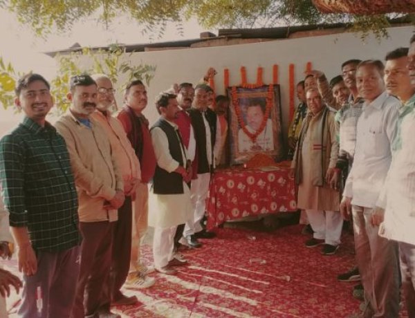 पूर्व सांसद स्व. कृष्णा कुमार चौधरी का 11वीं पुण्यतिथि निवास स्थान मानपुर मल्लाह टोली में मनाया गया