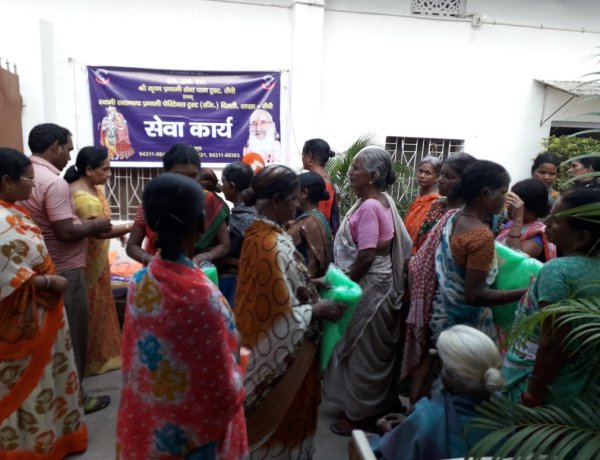 श्री कृष्ण प्रणामी ट्रस्ट की महिला समिति ने गरीबों के बीच किया मच्छरदानी का वितरण