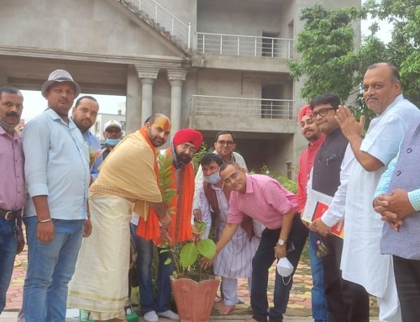 तपोवन मंदिर और रिसालदार बाबा दरगाह में शहीद पत्रकारों के नाम पर हुआ पौधरोपण