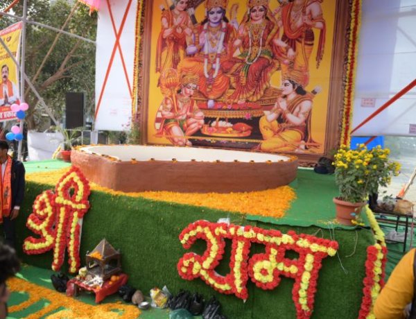 1500 लीटर तेल से प्रज्ज्वलित हुआ सबसे बड़ा दीपक