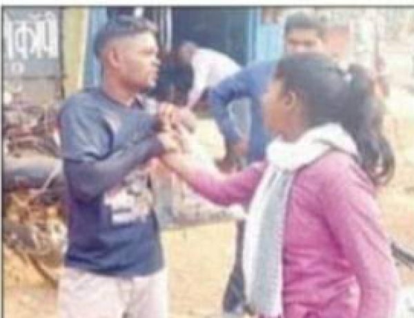 दो लड़कियों से करता था प्यार , दोनो प्रेमिकाओं ने युवक को बुलाकर की जमकर धुनाई