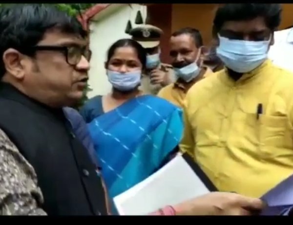 कोरोनाकाल में शहीद पत्रकारों के परिजनों को मुआवजा देने की मांग को ले एआइएसएम-जेडब्लूए के प्रदेश महासचिव मिले मुख्यमंत्री से, सौंपी दिवंगत पत्रकारों की सूची