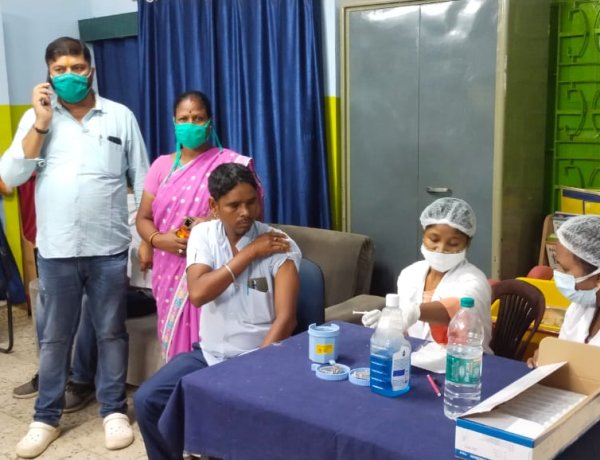 गुरु कृपा स्कूल में वैक्सीनेशन कैंप आयोजित, एक सौ लोग हुए लाभान्वित