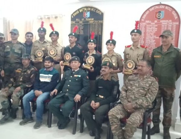 गणतंत्र दिवस परेड से लौटे कैडेटों को कमांडिंग ऑफिसर ने मोमेंटो और नगद पुरस्कार देकर सम्मानित किया