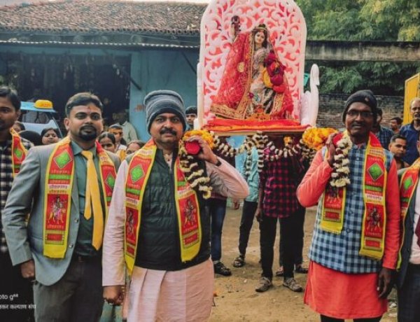 विद्या की देवी सरस्वती माँ की प्रतिमा का विसर्जन पटवाटोली में भारतीय संस्कृति और परंपरा को पालन करते हुए डोली-पालकी से हुआ