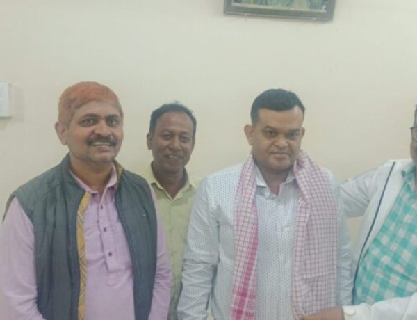 उप-महाप्रबंधक सह विद्युत अधीक्षण अभियन्ता, मगध विधुत आपूर्ति क्षेत्र (गया) संजय कुमार बरीयो से शिष्टाचार सौजन्य भेंटवार्ता, अंगवस्त्र से सम्मानित किया:- प्रकाश राम पटवा