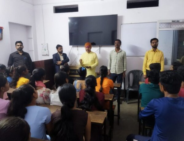 बिहार दिवस के अवसर पर बुनकर नगरी मानपुर पटवाटोली में आचार संहिता के कारण कार्यक्रम सादगी से मनाया गया