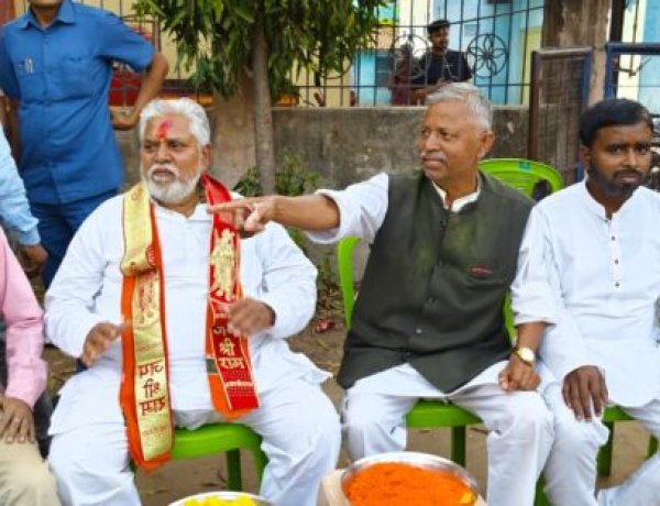 पटवा टोली मानपुर में रंग-बिरंगे अबीर एक-दूसरे को लगाकर होली उत्सव मनाया गया