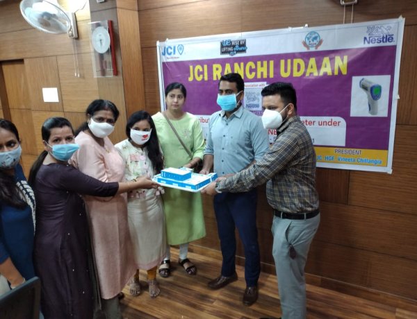 पीड़ित मानवता की सेवा में जेसीआई उड़ान का सहयोग जारी, जिला प्रशासन को सौंपा ऑक्सीमीटर व थर्मामीटर