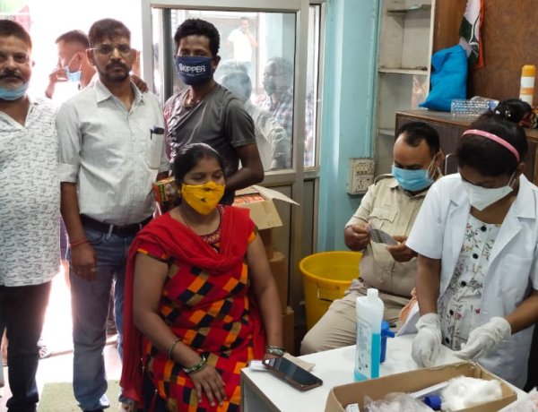 युवा रांची महानगर रामनवमी पूजा समिति व उदयशंकर ओझा मेमोरियल ट्रस्ट के सौजन्य से वैक्सीनेशन कैंप आयोजित