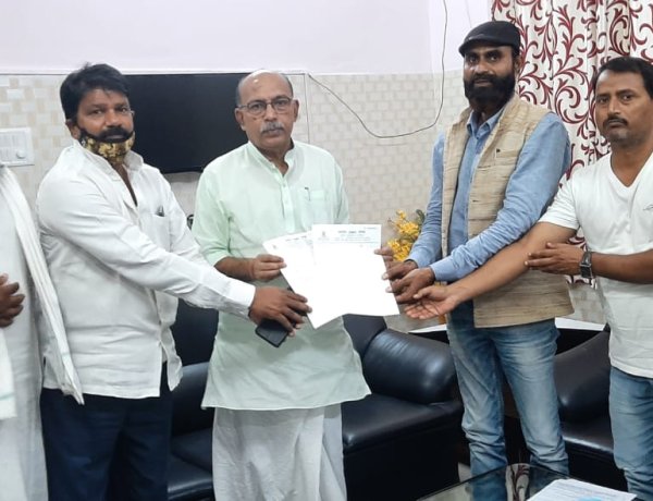 जाति आधारित जनगणना की मांग को ले राष्ट्रीय ओबीसी मोर्चा ने विधानसभा अध्यक्ष को सौंपा ज्ञापन